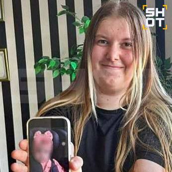 В Турции после 9 месяцев тюрьмы освобождена 19-летняя россиянка Екатерина Бурнашкина, которая родила ребëнка и бросила его в туалете аэропорта Антальи. По данным SHOT, девушка собирается вернуть себе дочь. Местный суд дал ей 15 лет, но теперь после апелляции приговор отменили и Екатерина скоро сможет вернуться на родину. В первом интервью после освобождения девушка говорит о желании забрать и воспитывать своего ребëнка, плачет и целует фотографии дочери на телефоне на видео слева . Ранее SHOT рассказывал подробности этой драматичной истории. 13 октября прошлого года окровавленного младенца нашла в унитазе туалета аэропорта Антальи уборщица. Молодую мать быстро отследили по камерам на видео справа , Катю вместе с еë матерью задержали полицейские, а малышку отправили в больницу. Позже на заседании суда девушка заявила, что даже не подозревала о беременности из-за своего лишнего веса, а также заверяла, что хочет забрать девочку. Однако, в феврале еë приговорили к 15 годам за «покушение на убийство». Рождëнную девочку, которую мать успела назвать Николь, после долгих дипломатических усилий смогли вывезти в Россию лишь месяц назад — 12 июня. Еë передали в «гостевую» приëмную семью в Подмосковье. И вот теперь строгий приговор пересмотрен турецким судом: вместо «покушения на жизнь» статью переквалифицировали на гораздо более мягкую — «оставление в опасности». Екатерина уже на свободе, в ближайшее время она сможет вернуться в Россию и попытаться вернуть себе дочь.