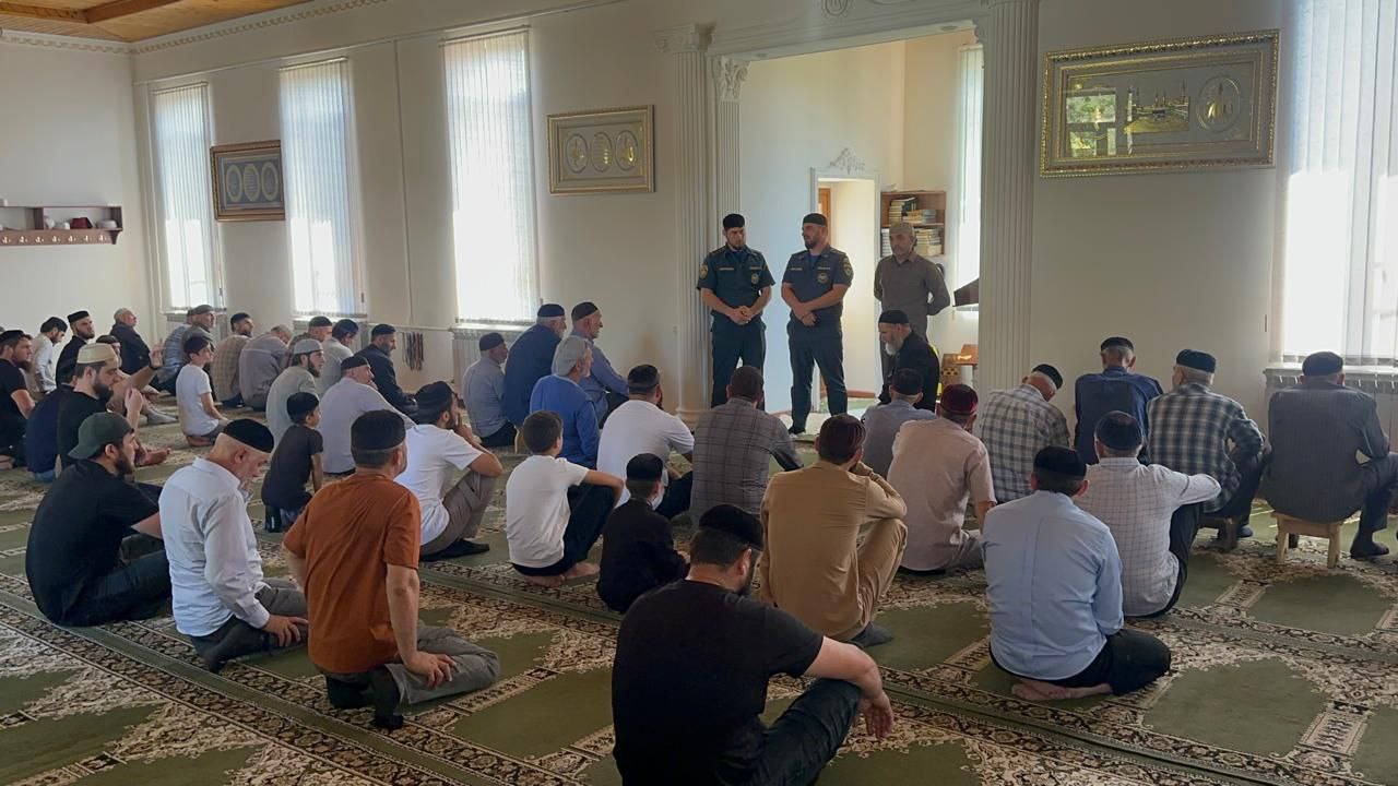 Жителей Ахкинчу-Барзой призвали соблюдать правила пожарной безопасности  Сотрудники Главного управления МЧС России по Чеченской Республике проводят профилактические мероприятия, направленные на предупреждение пожаров.  В селе Ахкинчу-Барзой после рузбы в мечети инспекторы МЧС России призвали граждан  соблюдать правила пожарной безопасности.  Особое внимание специалисты уделили опасностям сжигания сухой травы. Зачастую такие случаи создают угрозу перехода огня на жилые дома и другие строения.   Сотрудники МЧС России подчеркнули, что  в отношении нарушителей принимаются меры административного воздействия. В условиях особого противопожарного режима размеры штрафов увеличиваются.