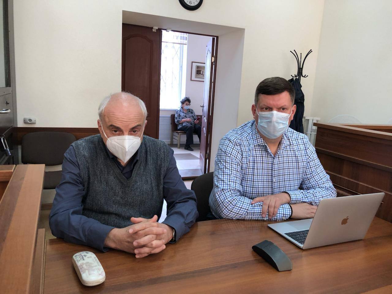 Пожилого отца Леонида Волкова обвинили в финансировании ФБК за два перевода общей суммой в 2 тысячи рублей В Екатеринбурге началось рассмотрение дела 69 летнего математика Михаила Волкова отца политика Леонида Волкова Его обвиняют в финансировании Фонда борьбы с коррупцией Обвинение основано на двух переводах по тысяче рублей сделанных в августе и сентябре 2021 года Об этом сообщает издание Медиазона со ссылкой на корреспондента из зала Кировского районного суда Екатеринбурга Волков старший признал вину в ходе судебного разбирательства В апреле ФСБ провела обыск в доме Михаила Волкова в Екатеринбурге После допроса его отпустили под подписку о невыезде Росфинмониторинг также внес его в список лиц причастных к экстремистской деятельности или терроризму Михаилу Волкову 69 лет он является доктором физико математических наук и ранее преподавал в Уральском федеральном университете В начале августа Медиазона сообщила что за последние три года в России возбудили не менее 76 уголовных дел за пожертвования ФБК После вступления в силу решения суда о признании организации экстремистской в 2021 году фонд объявил о начале сбора пожертвований через американский платежный сервис Stripe По словам самого Леонида Волкова новая система должна была обеспечивать анонимность переводов Однако в ряде случаев информация о получателе платежей в частности идентификатор merchant ID передавалась российским банкам Эти данные легли в основу большинства уголовных дел против донатеров ФБК Задонатить через бота Patreon Boosty