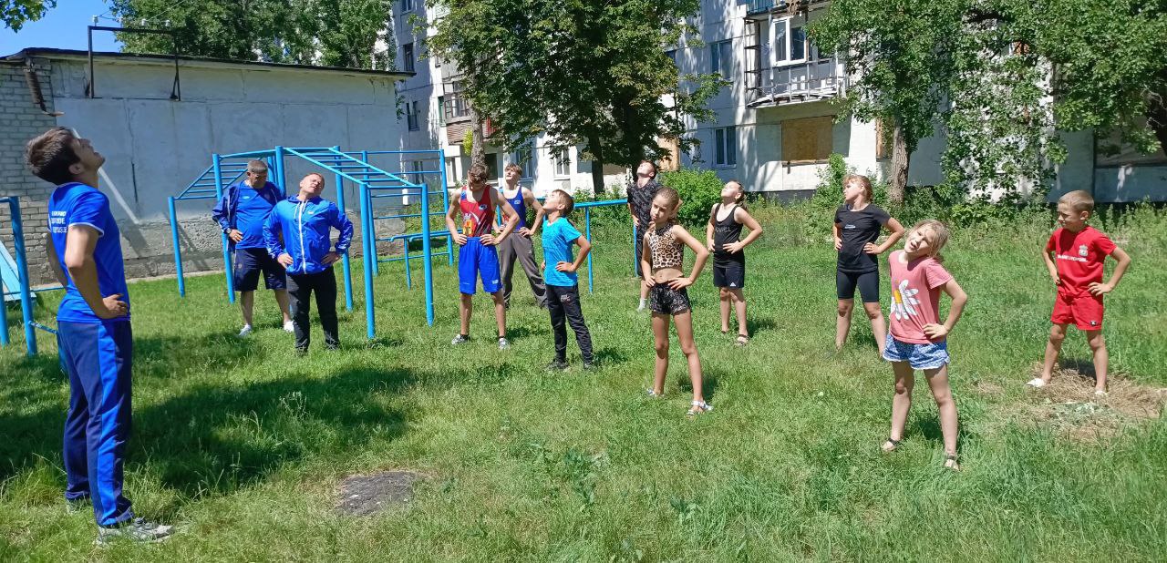 Лисичанские единороссы приняли участие в открытой тренировке по спортивной борьбе В рамках Всероссийского спортивного марафона «Сила России» муниципальные депутаты от Партии «Единая Россия» Василий Оробцов и Иван Резанцев совместно с отделом молодежи и спорта Администрации города Лисичанска провели открытую тренировку по спортивной борьбе, под руководством тренера-преподавателя по виду спорта "спортивная борьба" Никиты Пащенко. Тренировка началась на улице, где депутаты и молодые борцы разных возрастов выполнили общую разминку. После разминки спортсмены перешли в спортзал, где продемонстрировали свои навыки. Молодые борцы показывали мастер-класс по основам борьбы, демонстрируя зрелищные броски и приемы, которые они ежедневно отрабатывают на тренировках. Их уверенность и мастерство поразили всех присутствующих. «Спорт — это не только физическая активность, это залог здорового будущего нашей страны», — отметил Иван Резанцев. #ЕдинаяРоссия #ЕР81