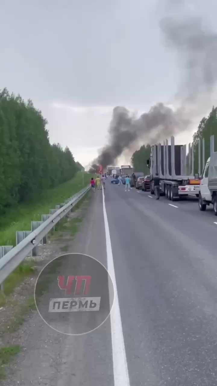 Столкновение двух большегрузов SCANIA на трассе Чусовой-Полазна: один загорелся, водителям оказана помощь