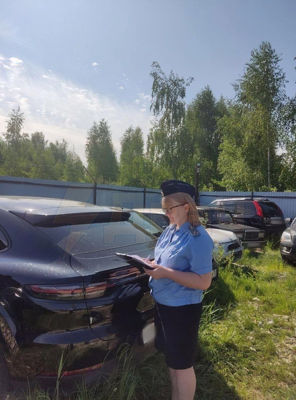 Конфискованный у пьяного нижегородца Porsche Cayenne судебные приставы передали на нужды фронта Нижегородца неоднократно ловили за рулём за постоянное нарушение правил. После задержания за езду в пьяном виде суд постановил конфисковать у мужчины люксовый кроссовер, передав его в собственность государства. После этого был направлен запрос в Министерство обороны РФ с предложением использовать элитную иномарку на СВО. Представители военного ведомства отказываться не стали. Разумно ли? Какой толк от этой машины на фронте? Ну будет ездить на нем какой нибудь штабной, а какой с этого толк? А обслуживание этой машины как производить? На мой скромный взгляд, было бы разумнее продать этот порш на аукционе и на эти деньги купить востребованные на фронте УАЗы либо дроны. Да много чего очень нужного можно было бы купить. А так, на показуху больше всё это похоже.