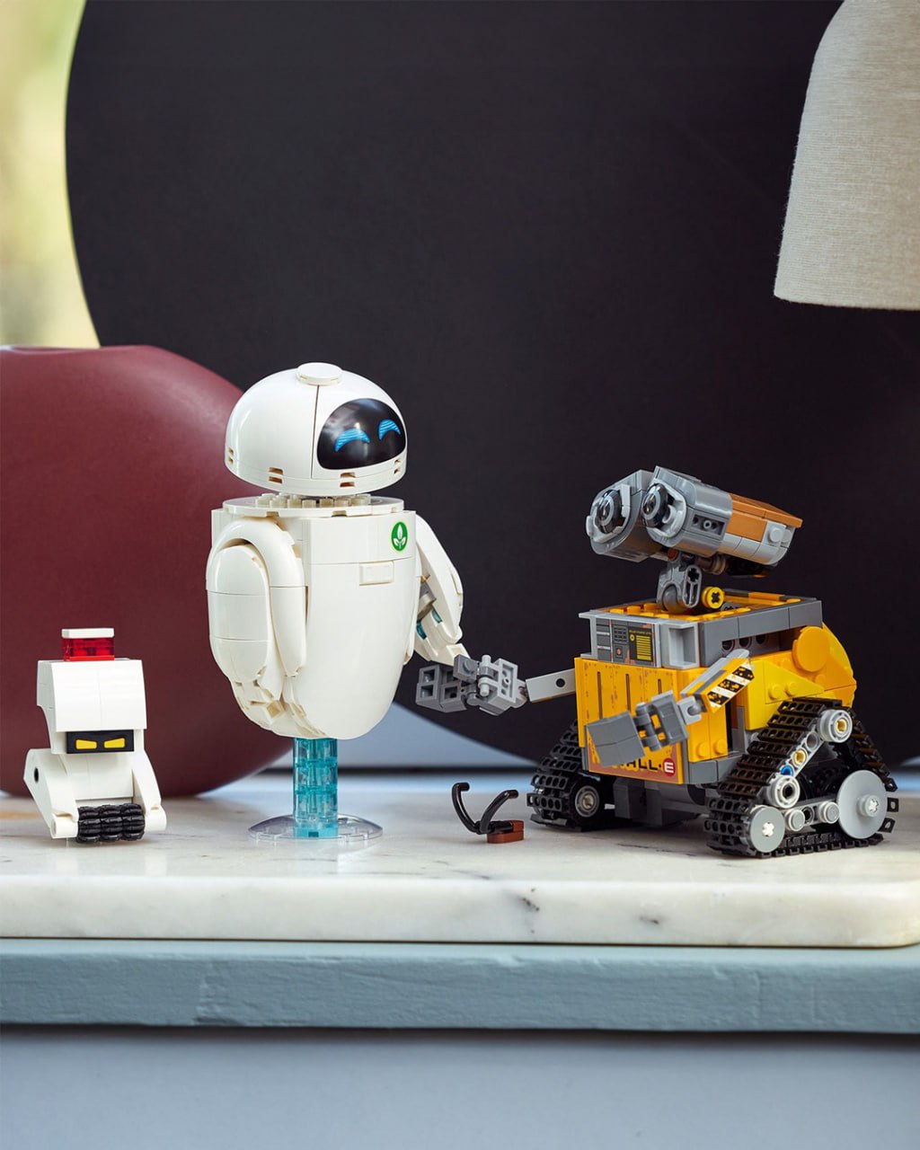Lego представили конструктор по мультфильму «ВАЛЛ-И». В набор вошли фигурки главного героя, его подруги Евы, робота-уборщика и маленького таракана. На сборку понадобится 811 деталей.   Продажи стартуют уже 1 сентября, цена коробки — 70 долларов  5700 рублей .  а вот первый вариант подарка на новый год