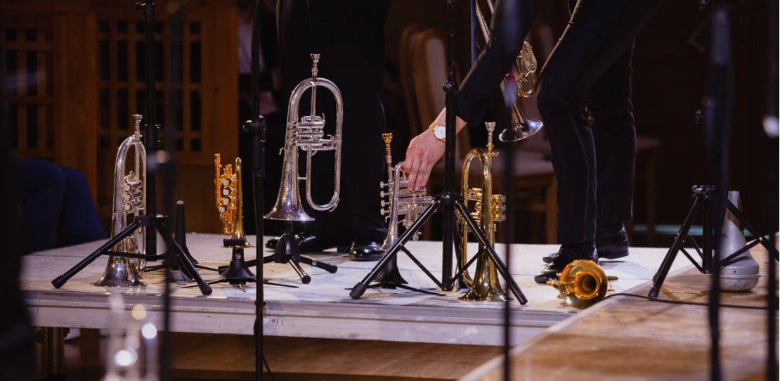 ВПЕРВЫЕ с 28 октября по 2 ноября 2025 года в Красноярской филармонии пройдет первая Лаборатория медных духовых musicAeterna Мастера Лаборатории солисты оркестра артисты ансамбля musicAeterna Brass Павел Курдаков трубач мастер брасс ансамбля Жасулан Абдыкалыков трубач Станислав Авик валторнист Арман Суртаев тромбонист Специальным событием лаборатории станет концерт участников предыдущего практикума musicAeterna Лаборатории старинной музыки которая проходила в Красноярске и Санкт Петербурге в 2024 году 1   Концерт состоится 30 октября в Органном зале Красноярской филармонии вход свободный по регистрации или входным билетам И еще один подарок от Лаборатории 2025 2   итоговый концерт 2 ноября в Малом концертном зале имени И В Шпиллера в Красноярской филармонии вход свободный по регистрации или входным билетам Кроме концерта и практикума в Красноярской филармонии камерный состав musicAeterna Brass проведет мастер классы для учащихся Норильской музыкальной школы и колледжа искусств Напомним Лаборатория медных духовых это проект оркестра musicAeterna в рамках Программы поддержки молодых музыкантов musicAeterna Youth которая уже третий год проходит в Красноярске и Петербурге при поддержке компании Норникель Партнер проекта в Красноярске Красноярская филармония ФилармонияОбъединяет КрайВысокойКультуры ВК ОК