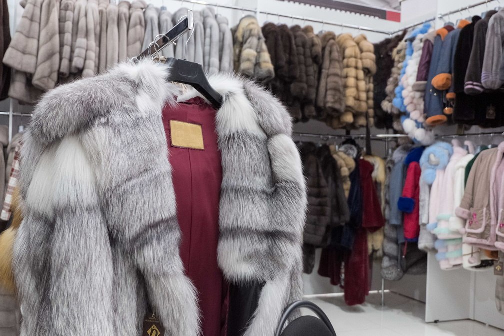 Шубы кубанки и варежки Пермь накрыло славянским бумом Пермяки массово скупают вещи в стиле slavic core Неожиданный тренд зафиксировали аналитики Авито В декабре январе в Перми продажи шуб выросли на 18 шапок кубанок в 3 5 раза варежек на 31 а платков с русскими мотивами на 19 Мода на славянское оказалась еще и экономной 83 шуб пермячки покупают в ресейле тратя на это 10 000 рублей и экономя в среднем 35 Шапка кубанка с рук обходится в 2 100 рублей новая 2 400 варежки 800 рублей новые 1 400 а платок 1 300 рублей новый 2 000 Пока в столицах обсуждают эстетику славянского ядра в Перми просто пытаются выжить в условиях рекордных снегопадов и морозов Шуба варежки кубанка это уже не дань моде а базовая экипировка для выхода из дома Подписаться на Properm ru в MAX