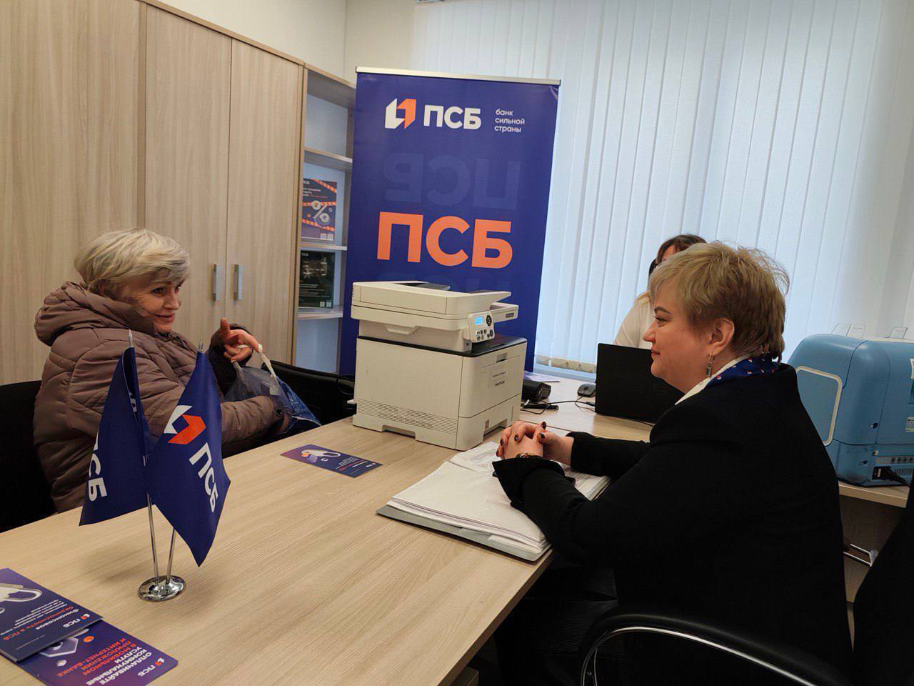 Жителям прифронтовой Авдеевки теперь доступны все основные банковские услуги от получения и перевыпуска карт до открытия вкладов и обмена валюты Сделать это можно прямо в мобильном офисе где также помогают с пополнением счетов сменой номера телефона к которому привязана карта и консультируют по любым финансовым вопросам Такое расширение возможностей стало возможным благодаря работе мобильного офиса ПСБ банка который продолжает обеспечивать жителей прифронтовых территорий всем необходимым для комфортного пользования финансовыми сервисами По словам вице президента управляющего Донецким филиалом ПСБ Александра Бобрика большинство местных жителей уже являются клиентами банка По мере восстановления инфраструктуры города перечень услуг будет расти а качество обслуживания повышаться Сейчас мобильный офис работает в новом более удобном и современном помещении Читать в Telegram Читать в MAX Наш чат