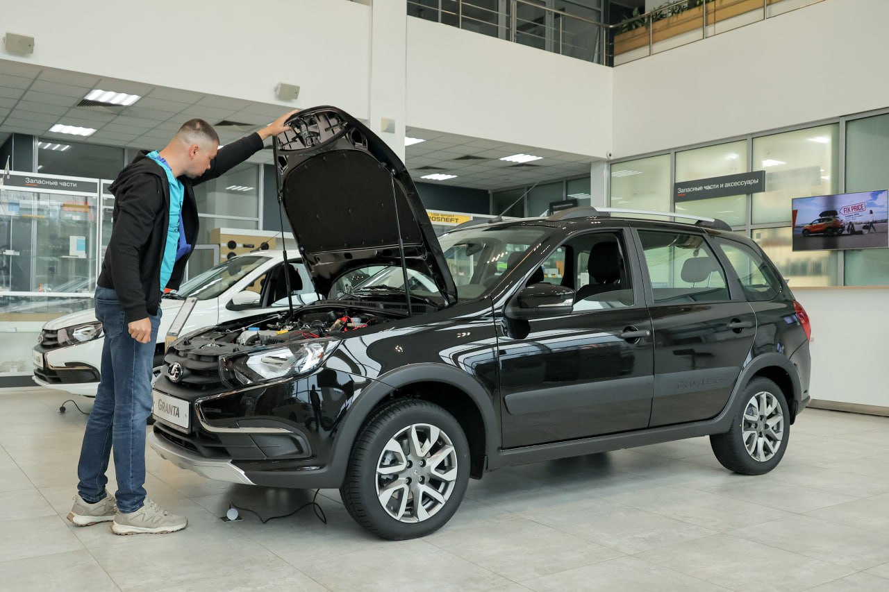 Росстандарт АвтоВАЗ отзывает 33 45 тыс Lada Granta Отзыву подлежат автомобили реализованные с 6 июня по 12 декабря 2025 г Как сообщили в пресс службе АвтоВАЗа компания приняла решение провести дополнительную проверку отдельных модификаций Lada Granta выпущенных с 6 июня по 26 ноября 2025 года в рамках превентивных действий и для подтверждения потребительских характеристик автомобилей Причину отзыва автомобилей АвтоВАЗ не конкретизирует сообщая лишь что в рамках кампании в сервисных центрах будет проведена диагностика одного из функциональных узлов автомобиля в целях исключения рисков ослабления его крепёжного элемента и в случае необходимости будет проведена замена узла Фото Сергей Петров NEWS ru TACC interfaxonline