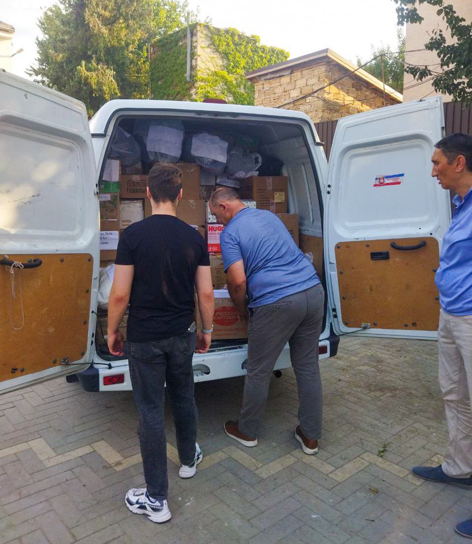 #ЕвпаторияЗащитникам Администрация Евпатории завершила сбор гуманитарной помощи для участников специальной военной операции. Силами сотрудников и горожан удалось собрать все необходимое: медикаменты, средства гигиены, продукты длительного хранения, воду, строительные материалы и т.д. Груз уже отправлен и в ближайшее время будет доставлен нашим бойцам. Каждая посылка – это знак поддержки и благодарности!