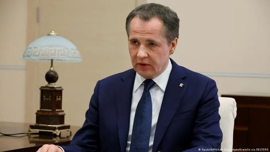 Губернатор Белгородской области может стать послом РФ в непризнанной Абхазии Ведомости Вячеславу Гладкову подыскивают пост в случае ухода с должности руководителя региона пишет газета Ведомости со ссылкой на четырех собеседников близких к администрации президента РФ По их данным Гладков может стать послом России в самопровозглашенной Республике Абхазия Эта работа не требует большой нагрузки позволяет бывать в Сочи при этом оставаться в фарватере госполитики приводят мнение одного из источников Гладков не работал на подобных должностях отмечает издание До назначения в 2020 году врио губернатора он работал замгубернатора Севастополя и зампредом правительства Ставропольского края О том что белгородский губернатор может досрочно покинуть пост сообщалось 6 апреля По данным Ведомостей ему на смену рассматривают кандидатуру замгубернатора Иркутской области Александра Шуваева Сам Гладков 16 апреля написал в своем канале что уходит в отпуск на две недели Самопровозглашенная республика находится на побережье Черного моря РФ контролирует эту территорию с конца 1992 года С точки зрения международного права Абхазия является частью Грузии с административным центром в городе Сухуми Взаимодействие с республикой сейчас курирует первый заместитель руководителя кремлевской администрации Сергей Кириенко dwglavnoe