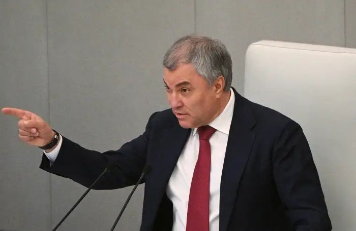 Председатель Госдумы Вячеслав Володин считает что представителям российских министерств следовало бы прекратить выезжать за границу на отдых как это сделали депутаты