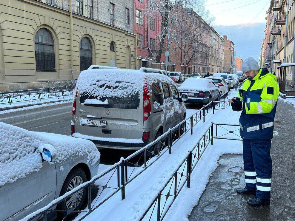 Почти 62 тысячи закрытых номеров выявили в зоне платной парковки за 2 года  Пешие инспекторы ГЦУП начали работать с 1 февраля 2023 года. За это время они очистили от посторонних предметов 61 844 автомобильных номера и провели 21 054 профилактические беседы с водителями. Специалисты следят за стоянками на местах для инвалидов, состоянием дорожных знаков, информационных табличек и разметки.  Нарушителям правил пользования платными парковками грозит штраф в 3000 рублей.  Фото: Парковки и велодорожки СПб