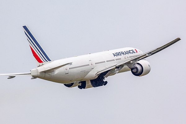 Убытки Air France из-за забастовки авиадиспетчеров могут составить миллионы евро  Убытки главной французской авиакомпании Air France из-за двухдневной забастовки авиадиспетчеров могут составить миллионы евро, эта сумма ляжет на плечи налогоплательщиков, заявил министр транспорта страны Филипп Табаро. Об этом пишет Прайм.  Акции пройдут в четверг и пятницу, в преддверии начала летних школьных каникул. Это приведет к отмене значительной части рейсов в авиагаванях по всей стране. Только в парижских аэропортах в четверг отменят четверть всех рейсов, а в пятницу – уже 40%.  "Неприемлемы экономические последствия этой забастовки для авиакомпаний, начиная с нашей национальной компании Air France, убытки которой рискуют составить миллионы евро. Это бремя, которое ляжет в конечном итоге на французских налогоплательщиков", – написал Табаро на своей странице в соцсети X.  aviaru.net/n285287