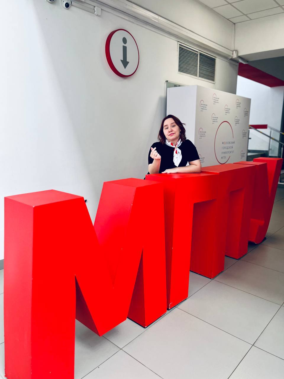 В московских колледжах начались дни открытых дверей На мастер классах старшеклассники попробуют себя более чем в 150 профессиях Ребята могут на практике познакомиться с разными специальностями пообщаться с преподавателями студентами и будущими работодателями увидеть современные мастерские и лаборатории а также задать вопросы о поступлении Например юные москвичи научатся делать осмотр авиационного двигателя лепить фигурки из мастики программировать робота создавать модель дома в специальной программе и собирать светодиодную лампу Подробное расписание и регистрация на сайте