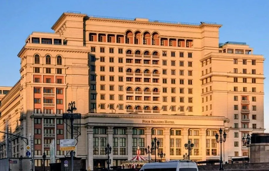 Банк ВТБ стал владельцем апартаментов в гостинице Four Seasons Hotel Moscow в Охотном Ряду в центре Москвы ВТБ заключил с Росимуществом соответствующийсдоговор пишут Ведомости Это также следует из выписок Росреестра Сделка была закрыта в начале марта В нее вошло 88 апартаментов на 13 69 тыс кв м и 180 машиномест на 2 25 тыс кв м уточнил представитель ВТБ Эти активы ранее принадлежали компании Декмос Ее бенефициары неизвестны но участники рынка связывали данную организацию c экс владельцем банка Югра Алексеем Хотиным Адвокат бизнесмена эту информацию опровергал Тем не менее в 2024 году Росимуществу перешли как апартаменты в Four Seasons Hotel Moscow так и сама гостиница а также расположенный в этом же здании торговый центр Модный сезон в ходе взыскания в доход государства именно активов Хотина Сам он в прошлом марте был приговорен к девяти годам колонии за растрату 23 6 млрд руб Югры Апартаменты находились в залоге у ВТБ говорилось в отчетности Декмоса за 2022 год На тот момент долг перед финансовой организацией составлял 125 млн евро или 9 4 млрд руб Реализовать на рынке залоговое имущество в пользу ВТБ планировал Галс Девелопмент сообщал ранее Коммерсантъ Однако Ведомости утверждают что от этой идеи решено отказаться  Читайте ЖБЗ в МАХ Дзен