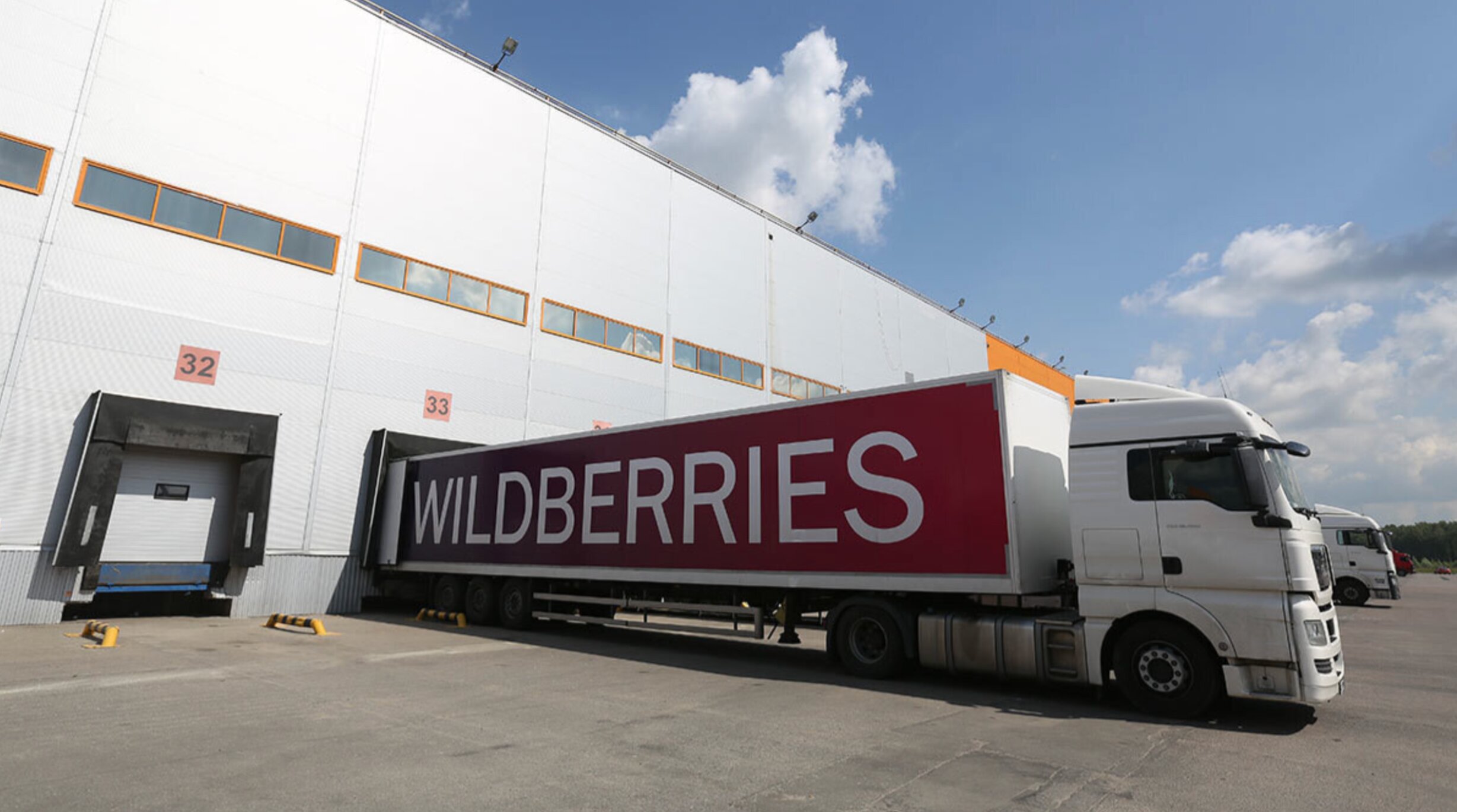 Wildberries построит в Курском районе крупный логистический центр, который займет площадь около 130 тысяч квадратных метров. По размерам это сопоставимо, например, с ТРЦ «Central Park», чья площадь чуть больше более 137 тысяч квадратных метров. Инвестиции в новый логистический хаб российского маркетплейса составят около 7 млрд рублей, а число сотрудников не менее 4 тысяч, - сообщил зампред правительства и министр экономического развития Курской области Левон Осипов. Первое соглашение Курской области с маркетплейсом было подписано еще Романом Старовойтом в 2022 году. Тогда предполагалась построить распредцентр компании на территории в 10 га в индустриальном парке «Юбилейный». Заявлено об этом было также после Петербургского экономического форума.