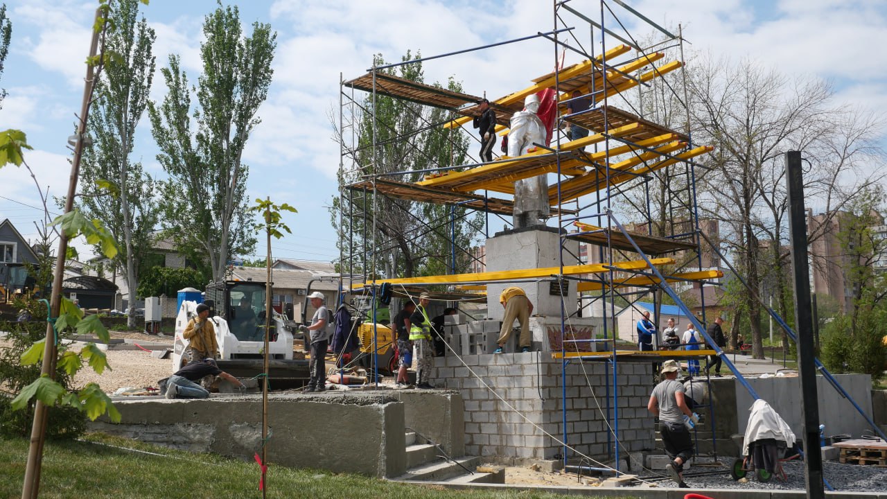 Реконструкция сквера Советскому солдату в Луганске выходит на завершающий этап. Сейчас строители завершают укладку тротуаров и установку скамеек, высаживают молодые деревья. Здесь также появится новая архитектурная композиция, которая будет служить напоминанием о важности событий, происходящих на нашей земле, рассказала Яна Пащенко Прислать новость Подписаться
