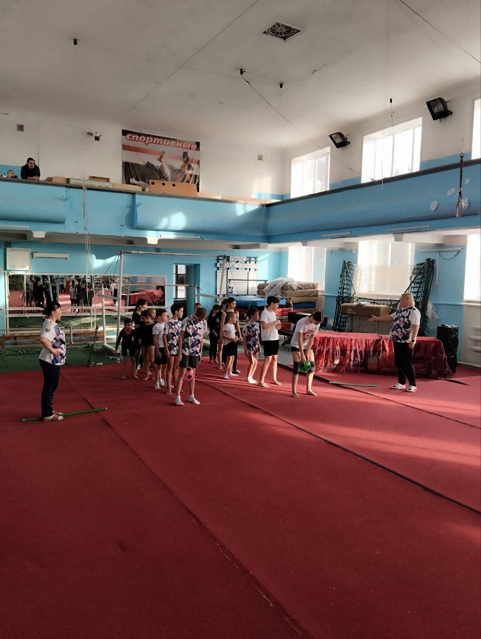 Веселые новогодние старты прошли в Ровеньках в рамках Декады спорта Сегодня на стадионе Авангард царила атмосфера настоящего праздника спорта и веселья В рамках Декады спорта прошли захватывающие соревнования для юных гимнастов и гимнасток которые с азартом боролись за победу Ребята с энтузиазмом преодолевали семь разнообразных эстафет каждая из которых требовала не только скорости и ловкости но и командного духа От волшебной палочки до конька горбунка каждый этап был наполнен смехом и спортивным азартом Строгое но справедливое жюри состоящее из опытных тренеров внимательно следило за ходом состязаний и фиксировало результаты В итоге самые быстрые и дружные команды были отмечены заслуженными наградами Но главное это не только медали и кубки Все участники получили бесценный заряд позитива укрепили дружеские связи и почувствовали радость от совместных достижений Этот спортивный праздник стал отличным началом нового года полным энергии и хорошего настроения сказали организаторы мероприятия