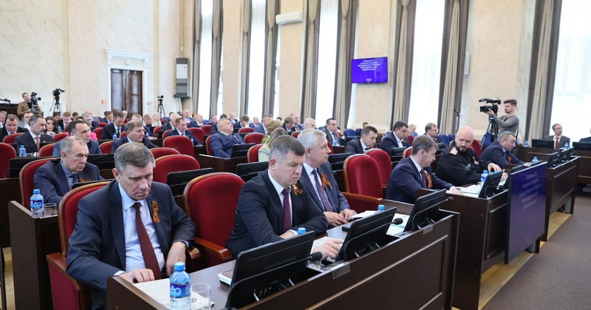 Приняли закон о поддержке креативных индустрий в Краснодарском крае ЗСК утвердило закон о развитии креативных индустрий, предусматривающий меры поддержки деятелей искусства. Новый закон определяет механизм поддержки творческих профессионалов, включая финансовую, имущественную, образовательную и информационную помощь. В соответствии с документом, поддержку могут получить художники, дизайнеры, музыканты и другие деятели искусств. Минэкономразвития региона ожидает, что к 2030 году вклад креативных индустрий в экономику Краснодарского края достигнет 550 млрд рублей. В 2024 году этот сектор уже приносит экономике региона около 180 млрд рублей. пресс-служба администрации Краснодарского края /фото/видео для публикации или заказать рекламу: «Утренний Юг»