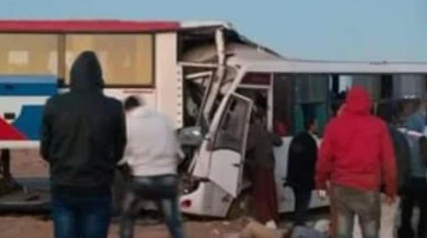 ДТП в Египте пострадали 27 россиян Туристический автобус столкнулся с грузовиком на трассе в Египте среди пострадавших 27 россиян передает ArbatMedia Авария произошла на участке дороги между Рас Гарибом и Хургадой в провинции Красное Море В момент столкновения в автобусе находились иностранные туристы большинство из которых граждане России Всего медицинская помощь понадобилась 34 пассажирам По данным местных властей в результате ДТП погибли водитель автобуса и один из иностранных туристов Его гражданство пока не уточняется Пострадавших доставили в больницу города Рас Гариб где они проходят лечение Прислать новость