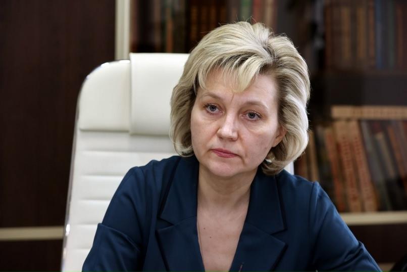 Вадимская школа Каланчакского округа поздравила министров из Мордовии с получением высоких государственных наград Президент России отметил Почётной грамотой и Благодарностью Министра здравоохранения Республики Мордовии Олега Маркина и Министра образования Республики Мордовия Елену Солдатову за достижения и успехи в профессиональной деятельности С этой заслугой их поздравила Вадимская школа подшефного округа Вы настоящие публичные деятели ваши усилия и преданность делу здравоохранения и образования стали опорой для многих жителей нашего муниципального округа и мы гордимся тем что Республика Мордовия является нашим шеф регионом Уверены что с вашей поддержкой наше сотрудничество будет только укрепляться и вместе мы сможем достичь новых высот прокомментировали представители образовательного учреждения Напомним что Мордовия регулярно помогает Вадимской школе начиная с проведения капремонта и заканчивая снабжением канцелярскими принадлежностями А Минздрав республики ежемесячно направляет в Каланчакский округ бригады врачей для организации приёма пациентов в местной ЦРБ
