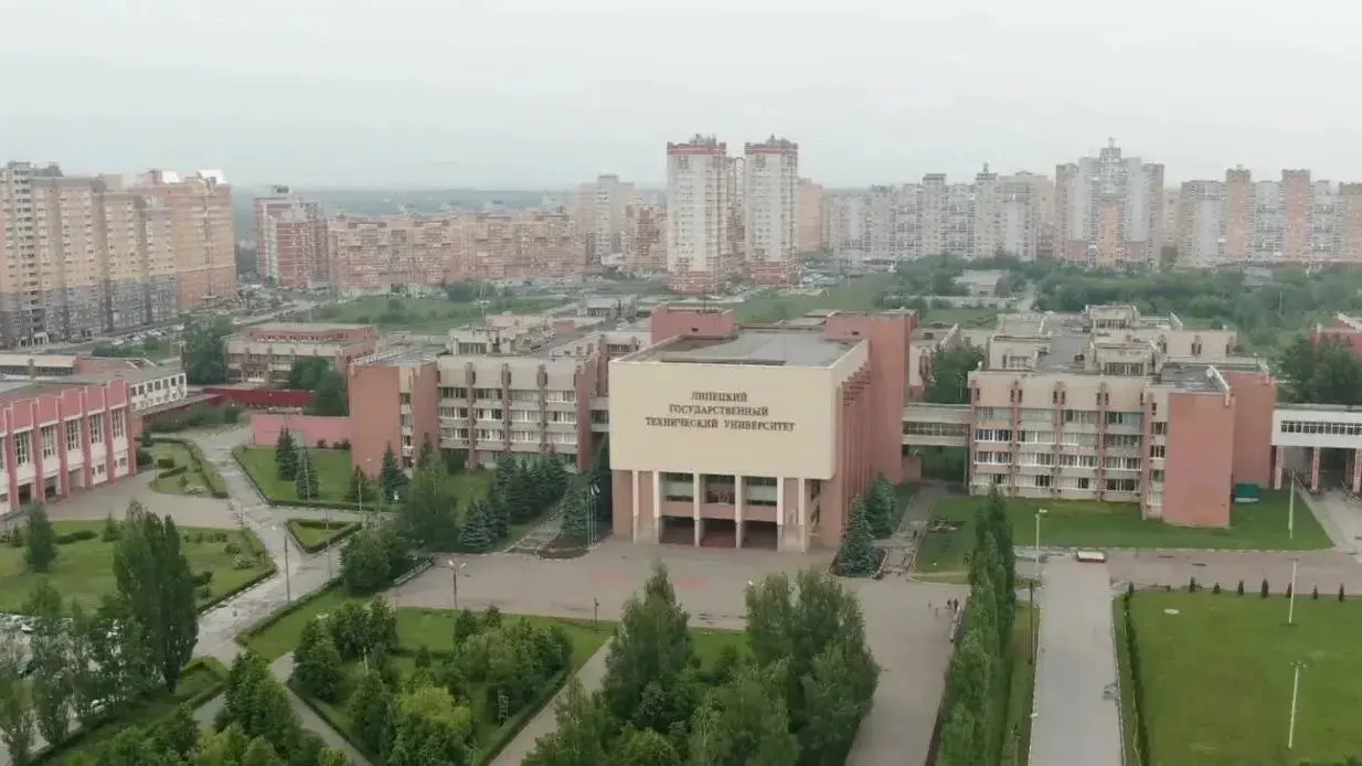 Липецкий технический университет получил 600 млн рублей на капремонт общежития по программе Единой России Липецкий технический университет вошёл в программу капитального ремонта студенческих общежитий По инициативе Единой России по всей стране отремонтируют 800 кампусов Предложение войдёт в новую Народную программу партии Зданию общежития липецкого вуза более 35 лет и оно давно требует комплексного обновления Работы стартуют уже в 2026 году На них выделено 600 млн рублей Специалисты утеплят фасад приведут в порядок кровлю обновят внутренние помещения заменят инженерно технические системы закупят мебель и современное оборудование