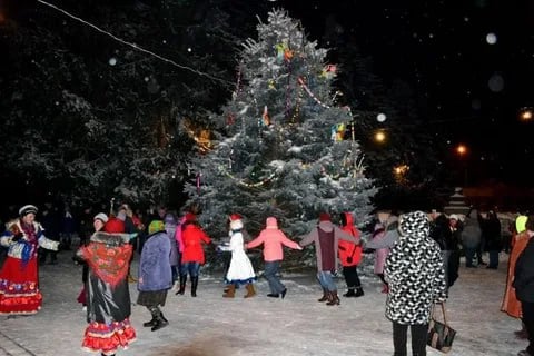 В предверии Новогодних и Рождественских праздников возле главной елки города будет организована праздничная торговля сувенирами, сладостями и продуктами питания. Желающим принять участие, необходимо обратиться в отдел организации торговли, расположенный по адресу: ул Аэродромная,7  каб407