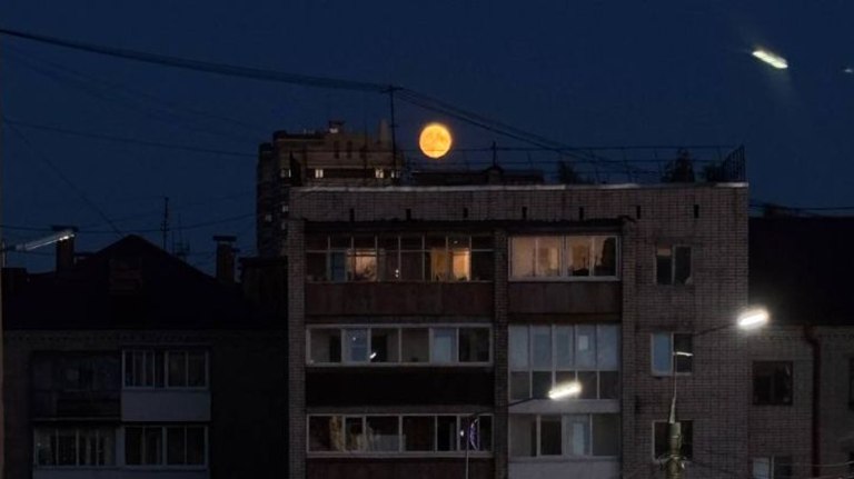 Над Брянском взошла огромная желто-розовая луна Помимо цвета внимание привлекает и низкое расположение спутника Земли на небосклоне. ƃℾ подписаться прислать новость
