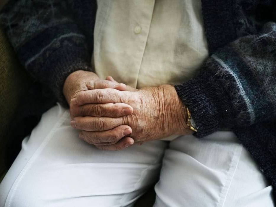В Севастополе пьяный сын избил 86-летнего отца из-за замечания. 49-летнего мужчину сильно зацепил комментарий о его аморальном образе жизни. Тогда он набросился на родителя с кулаками, параллельно угрожая ему убийством. На помощь пенсионеру пришла жена, которая вызвала правоохранителей. Теперь агрессору грозит до 3 лет лишения свободы, сообщает полиция Севастополя.