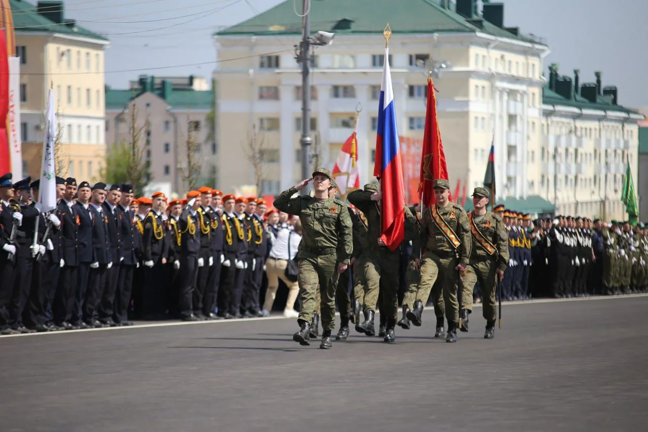Цифра дня более 1000 человек примут участие в Параде победы в Саранске в этом году Они будут выстроены в 28 коробок Среди участников учащиеся представители силовых структур ветераны СВО Некоторые группы начали репетировать парад еще в марте Сегодняшний прогон парада показал что участники подготовлены хорошо Фото Ольга Киреева Известия Мордовии Голос торамы в MAX