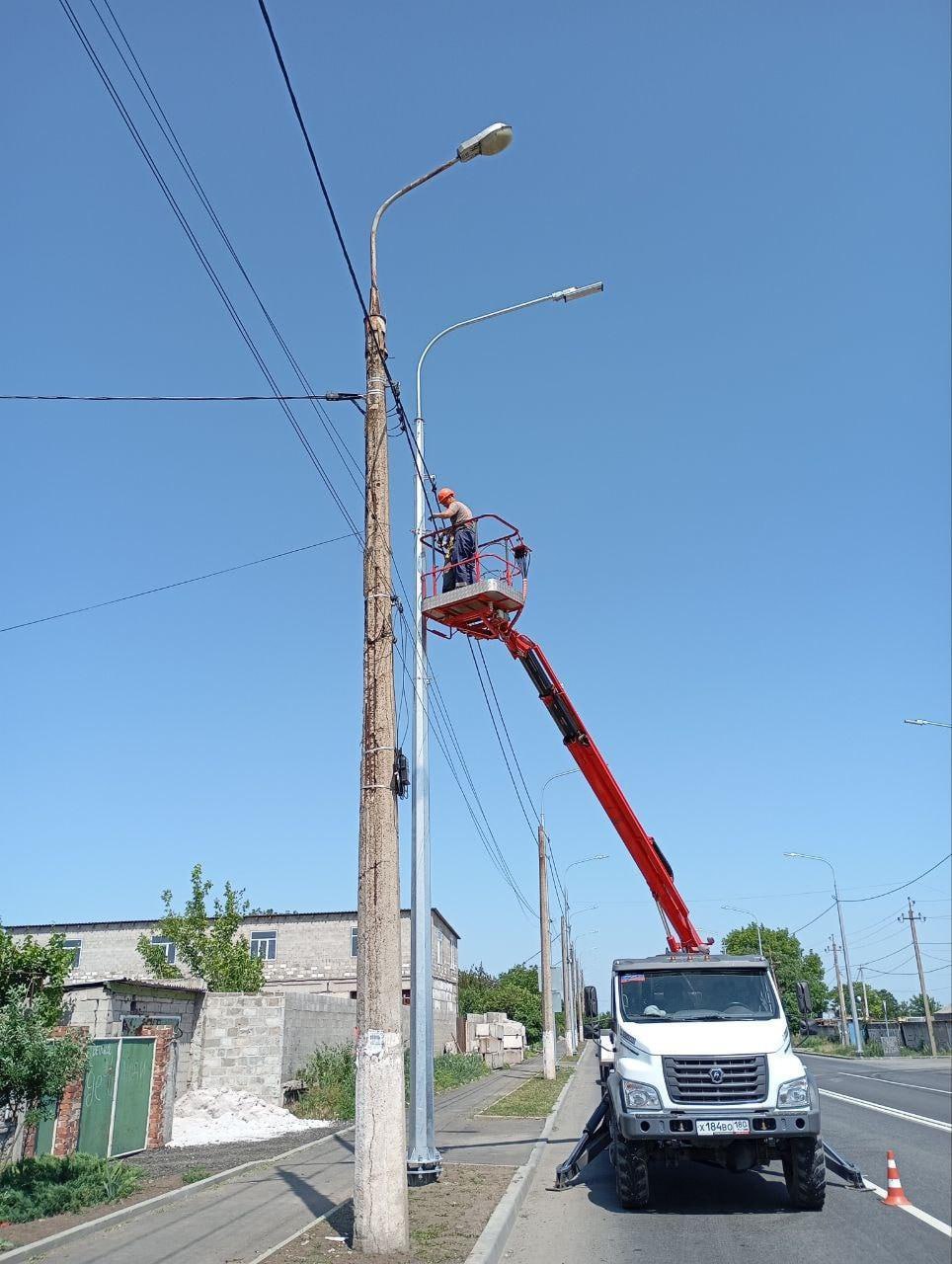 За минувшую неделю «Мариупольгорсвет» установил почти полторы сотни новых светильников в городе Сотрудники районных участков предприятия с привлечением 8 единиц спецтехники смонтировали на улицах города 147 новых ламп наружного освещения и демонтировали 90 вышедших из строя светильников. Также специалисты смонтировали и отремонтировали 7090 метров кабеля и выполнили демонтаж 2100 метров неремонтопригодного провода. Эти работы велись: — в Жовтневом районе: на проспектах Ленина, Металлургов и Строителей; — в Приморском районе: на улицах Лазурной, Ильичевской и Пионера Балабухи, в переулке Коротком; — в Ильичевском районе: на проспекте Карпова; улицах Родниковой, Гурамишвили, Сивашской, Ленской, Заозерной и Джамбула; — в Орджоникидзевском районе: на улицах Волнистой, Таганрогской и 130-й Таганрогской дивизии; в переулке Баумана. Монтажный участок предприятия провел технические работы на улицах Гайдара, Белякова, Дундича, Джамбула и Заозерной, в переулках Новосельском и Шопена, на полигоне «Площадка Б».