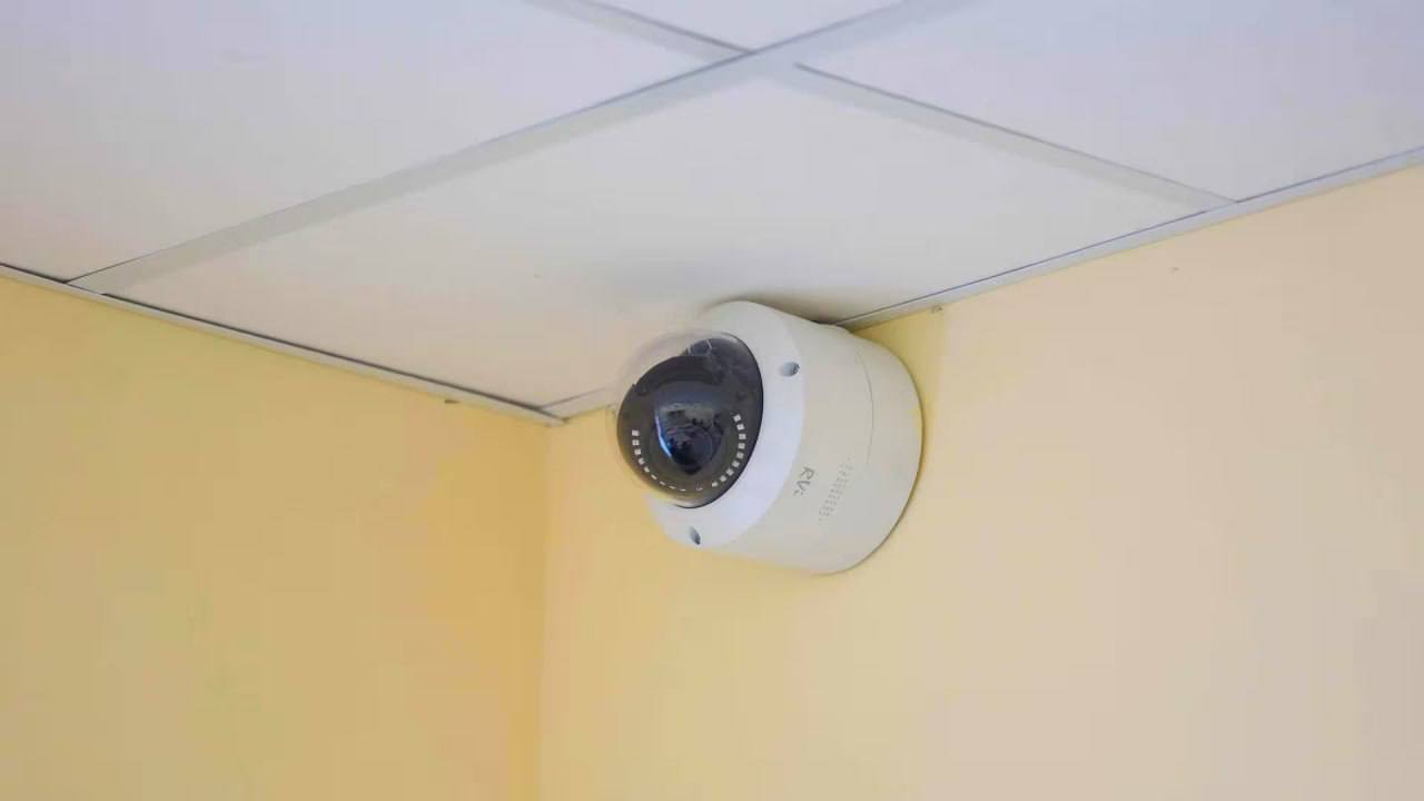 В Ташкенте 10 е и 11 е классы оснастят камерами видеонаблюдения В 250 классах 31 школы Алмазарского района в качестве эксперимента будет внедрена система постоянного контроля качества образования через электронную программу Smart School Она предусматривает учёт посещаемости учащихся выявление их психоэмоционального состояния с помощью искусственного интеллекта а также оценку интересов учащихся к предметам и педагогического потенциала учителей Кроме того кабинеты 10 х и 11 х классов общеобразовательных школ Ташкента будут оснащены специальными камерами для мониторинга посещаемости учащихся выявления их интересов к предметам и повышения качества образования посредством внедрения программы Smart School Остерегайтесь фейков Это единственный официальный канал NovostiUZ Подпишитесь чтобы получать достоверные новости и актуальные курсы валют Вы с Telegram Premium Поддержите нас одним нажатием Ссылка на пост telegram me NovostiUZ 58139