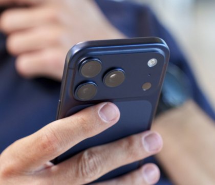 iPhone 17 Pro с eSIM оказался почти на час автономнее чем версия с физической SIM картой GSMArena В этом году Apple установила в версии iPhone 17 Pro с физическим слотом для SIM карты и без с eSIM аккумуляторы разной емкости И это небольшая революция ранее купертиновцы никогда такого не делали Версия с eSIM получила аккумулятор на 4252 мА ч против 3998 мА ч у стандартной модели с SIM Таким образом вариант с eSIM оснащен источником питания на 6 35 больше чем с SIM Что с автономностью