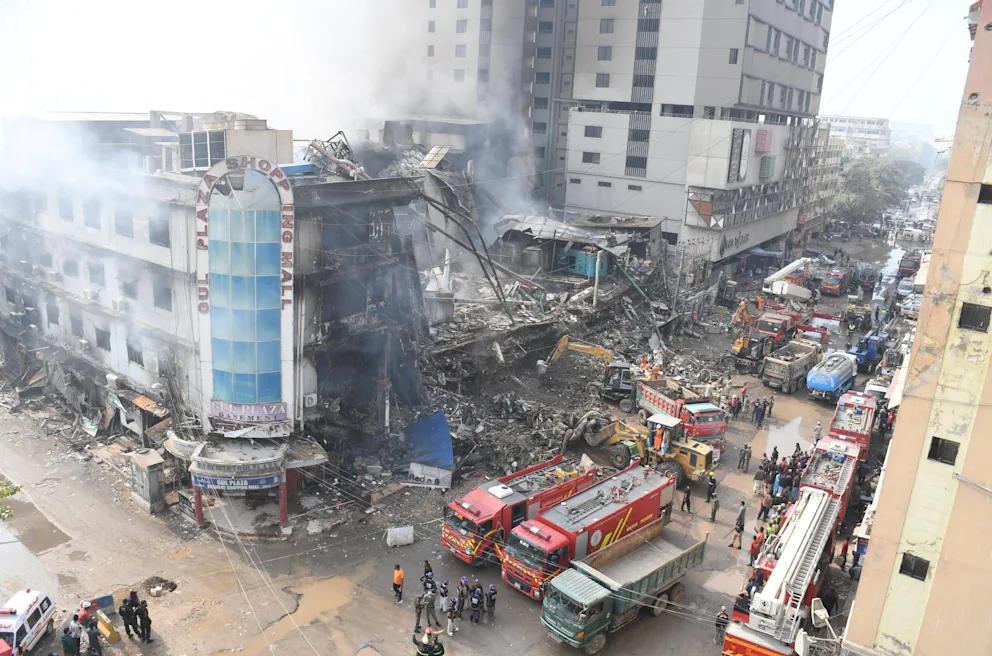 В Пакистане при пожаре в торговом центре погибли не менее 14 человек В пакистанском прибрежном городе Карачи произошел крупный пожар в торговом центре по последним данным там погибли как минимум 14 человек Еще десятки числятся пропавшими без вести и число жертв может вырасти Огонь вспыхнул в накануне пожарные боролись с ним больше суток По данным властей как минимум 38 человек получили травмы Губернатор провинции Синд сообщил о более чем 70 пропавших без вести Причины масштабной трагедии по предварительной версии связаны с грубыми нарушениями пожарной безопасности Здание было рассчитано на 400 магазинов но фактически в нем работали около 1200 При этом как утверждают чиновники действовали всего два аварийных выхода Подобные катастрофы в Пакистане происходят регулярно Эксперты указывают на хронические проблемы перегруженные здания слабый контроль за нормами безопасности и пожарные службы которым часто не хватает людей и оборудования для реагирования на крупные ЧП BILD Russian
