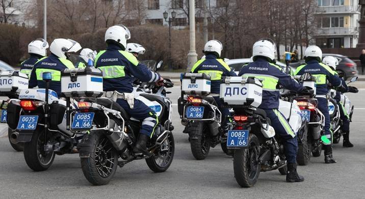 На Урале двоих мужчин оштрафовали за оскорбления полицейских в Сети В июне прошлого года один шутник матом оскорбил сотрудника ГИБДД в Интернете. Мамкиного хулигана быстро нашли. Им оказался 48-летний ранее неоднократно судимый за преступления против собственности и незаконный оборот наркотиков гражданин. – Подсудимый под прессом неопровержимых улик вину признал и даже принес за своё "творчество" извинения. Во время осуществления торжественной процедуры раскаяния он был тих и застенчив, словно нашкодивший подросток, – отметил официальный представитель свердловского главка МВД полковник Валерий Горелых. Мировой суд Новоуральска впаял ему штраф в 10 000 рублей и компенсацию морального вреда сотруднику полиции в размере 20 000 рублей. Почти такое же наказание получил другой житель Новоуральска. Он также нахамил в Интернете. Его, конечно, нашли и привлекли. Суд назначил шутнику штраф 10 000 рублей и компенсацию в размере 30 000 рублей. Пара-пара-пам!