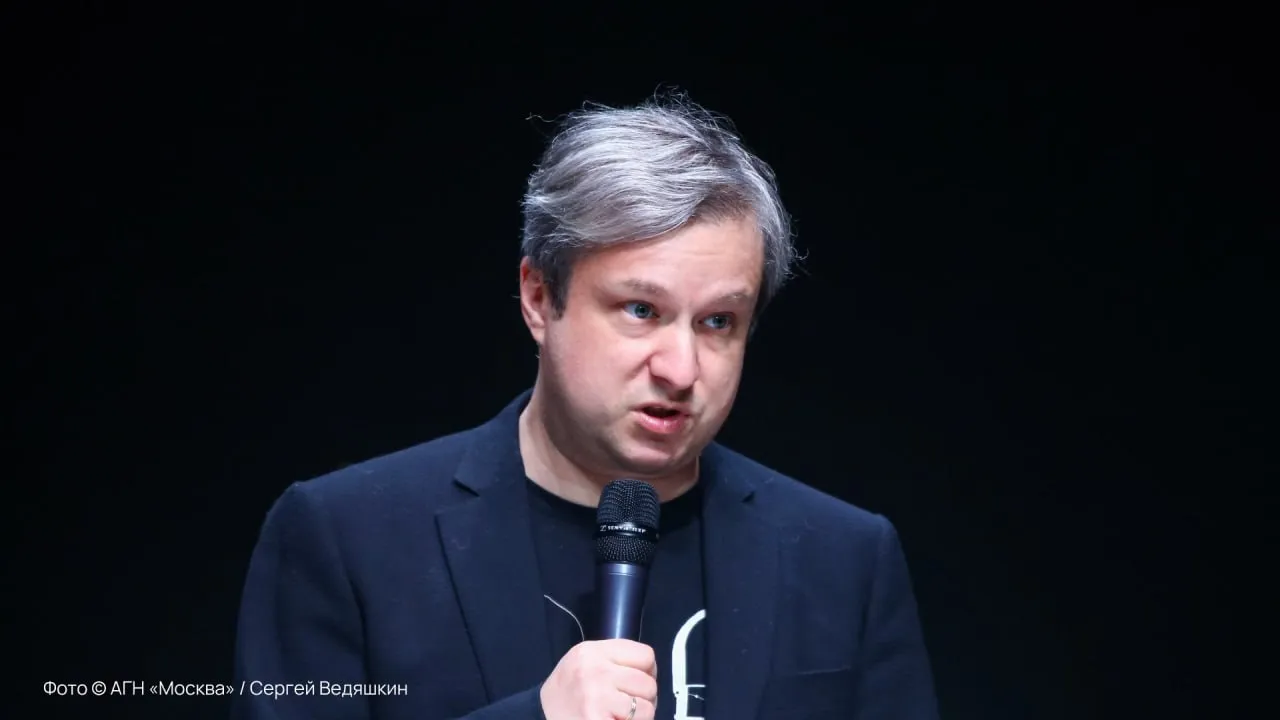 Иноагент Долин получил год тюрьмы заочно Кинокритик Антон Долин с октября 2022 го по март 2025 го постил в соцсетях без плашки иноагента за что его уже штрафовали Сейчас критик в федеральном розыске Еще в феврале 2022 го Долин поспешно уехал из России нацепил жовто блакитный флаг на аватар и выдал в соцсетях драму мол народ в стране испуган раздавлен унижен и оболванен Позже он назвал фильм Александр Невский фашистским и поддержал отмену культуры А недавно заявил что вернется только если государство публично покается перед иноагентами   Подпишитесь на Абзац в Максе