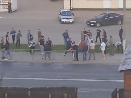 Сегодня на улице Космонавтов в донской столице заметили шумную потасовку — прохожие подумали, что началась драка, и вызвали полицию. На место сразу приехал наряд. Как оказалось, серьезного конфликта не было: цыгане просто толкались и громко спорили между собой. До рукоприкладства дело не дошло. По словам очевидцев, заявлений никто не писал, и в участок никого не увезли. Проводится проверка всех обстоятельства. Подписаться Связь с редакцией