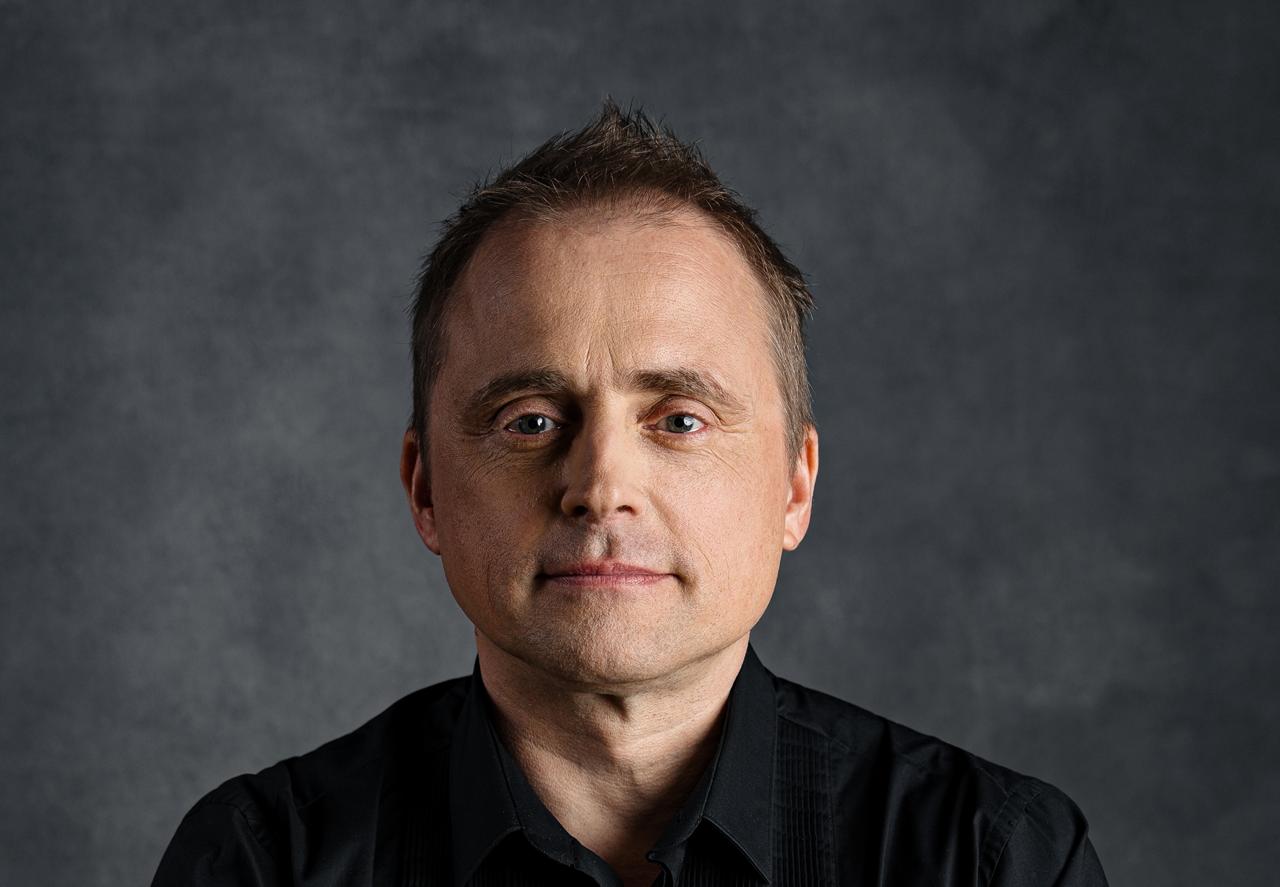 Евгения Сидорова назначили новым гендиректором «Афиши», где в течение предыдущих месяцев он исполнял обязанности руководителя.  Сидоров пришел в «Афишу» в августе 2024 года, возглавив направление стратегического развития. До этого он работал директором по маркетингу и коммуникациям группы «Открытие», а также занимал ключевые позиции в «Авито», «Аэрофлоте» и МТС.  Больше новостей — в Daily News