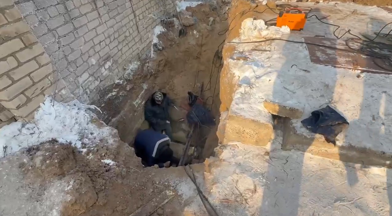 Аварийно восстановительные работы в Атамановке завершаются Об этом сообщил руководитель МинЖКХ Забайкальского края Алексей Юсупов который по поручению губернатора региона находится на месте порыва и координирует работы по устранению аварии и принимает оперативные решения в том числе по взаимодействию с оперативными службами и ресурсоснабжающими организациями На проблемном участке теплосети заменен десятиметровый участок магистрали диаметром 400 мм Сварочные работы завершены следом начинаем заполнение системы холодной водой поднимаем давление далее по технологии предполагается постепенное нагревание воды и повышение температуры в теплоносителях Направляем представителей управляющих компаний по домам чтобы они стравливали воздух чтобы максимально быстро систему запустить в работу Представители ресурсоснабжающей организации выходят на обход сети в случае обнаружения новых утечек или порывов оперативно начнут работы рассказал Алексей Юсупов Генеральный директор АО Энергия Владимир Булкин отметил что работы на аварийном участке продолжались всю ночь бригады посменно делали всё чтобы как можно быстрее вернуть жителям Атамановки тепло Работы осложнялись тем что поврежденный участок тепломагистрали проходит под бетонным забором Сначала предполагали что достаточно будет поставить хомут но вскрыв больше полутора метров грунта пришли к решению что нужно вырезать трубу сообщил Владимир Булкин Всего в ликвидации последствий аварии задействовано более 30 человек и 6 единиц техники Подписывайтесь TG VK MAX