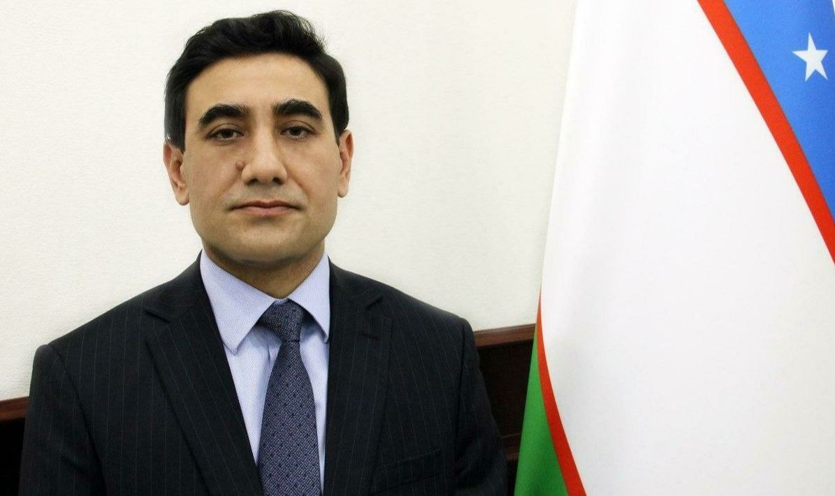 Президент Узбекистана уволил главу Агентства по управлению госактивами Президент Узбекистана освободил Акмалхона Ортикова от должности директора Агентства по управлению государственными активами Причиной увольнения глава государства назвал хищения в особо крупном размере совершённые должностными лицами госагентства В качестве примера он привёл ситуацию когда агентство продало на закрытом аукционе земельный участок за 9 9 млн При этом рыночная цена участка в два раза выше не менее 20 6 млн ℹ Акмалхон Ортиков возглавлял Агентство по управлению госактивами Узбекистана в течение пяти лет и одного месяца с 21 декабря 2020 года по 26 января 2026 года Читайте также В Узбекистане планируют приватизировать Ташкентский вагоностроительный и ремонтный завод Cotton Logistics купила 35 акций Узтемирйулконтейнер за 15 5 млн Logistan info Логистика Экономика