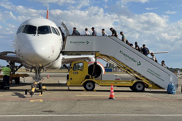Российские авиакомпании выступили за корректировку маршрутов на юг страны Российские авиакомпании захотели спрямить южные коридоры и вновь летать по прежним маршрутам чтобы сократить время и количество топлива Об этом пишет Lenta ru со ссылкой на издание Коммерсантъ По данным издания во время конференции AirTravel 2025 в Сочи прозвучала идея летать на юг страны по прямой как это было до ограничения воздушного пространства в феврале 2022 года Директор по управлению флотом S7 Airlines Константин Пьянков подчеркнул что такое решение даст перевозчикам возможность обслуживать более пяти миллионов дополнительных пассажиров в год Кроме того главный эксперт Института экономики транспорта ВШЭ Федор Борисов добавил что любое сокращение пути с помощью спрямления коридоров поможет значительно сэкономить на топливе aviaru net n288818