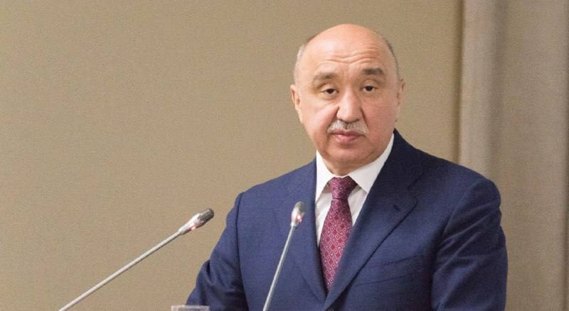 Экс ректор КФУ Гафуров попросился на СВО вместо колонии строгого режима Бывший ректор Казанского федерального университета Ильшат Гафуров получивший 22 года строгого режима попытался уйти на спецоперацию Сразу после оглашения приговора командование одной из воинских частей направило ходатайство о заключении с ним контракта с министерством обороны По действующему закону суд вправе приостановить уголовное дело и смягчить меру пресечения В некоторых случаях уголовное преследование и вовсе прекращают например если участник СВО получает государственную награду или увольняется по ранению состоянию здоровья или возрасту Однако судья как отмечают источники даже рассматривать ходатайство Гафурова не стала Впрочем шансы попасть на СВО у него невелики из за возраста Министерство обороны устанавливает для рядовых должностей возрастной предел в 55 лет для офицеров 65 но только в исключительных случаях при наличии редкой специальности KazanFirst в бот