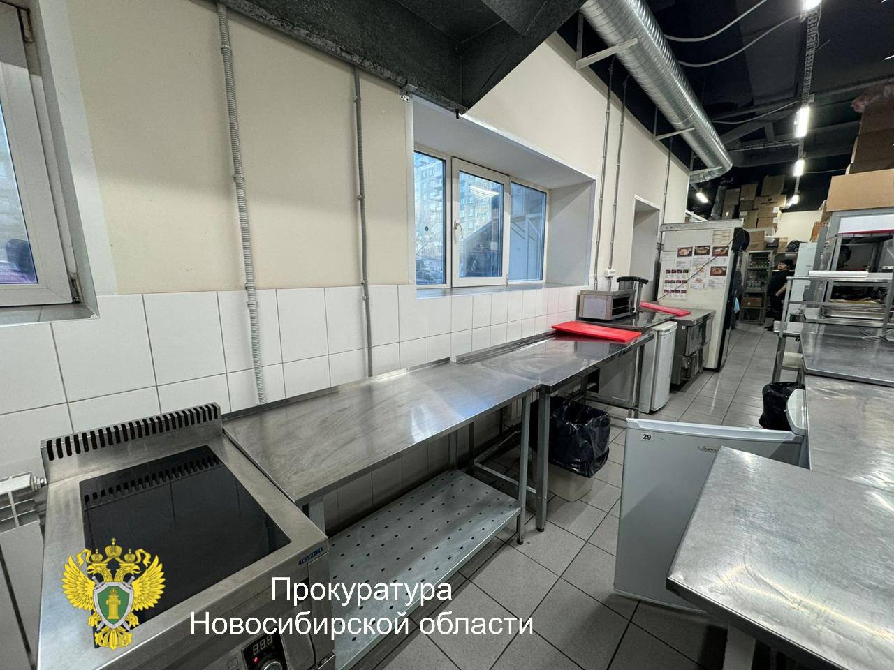 1 5 года ограничения свободы получила директор ресторана работавшего под брендом Харакири в Академгородке из за действий женщины отравление получили 43 человека В январе 2024 года сибирячка не организовала прохождение медицинского осмотра сотрудников заведения японской кухни в результате 43 клиента точки получили отравление сальмонеллёзом Кроме того в самом ресторане также нашли многочисленные нарушения санитарно эпидемиологических норм В пользу потерпевших с женщины также взыскали компенсации на 270 тысяч