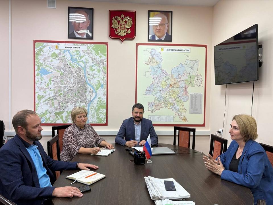 В Кировской области обсудили проблему нехватки мест для добычи песка и гравия в Афанасьевском районе — приходится везти материалы издалека, из-за чего дорожные работы выходят дорого и долго. Министерство охраны окружающей среды уже нашло подходящие участки для новых карьеров и приглашает местных предпринимателей оформлять документы, обещая поддержку. Если создать свои карьеры, ремонт дорог станет быстрее и дешевле. Власти договорились работать вместе над этим проектом.