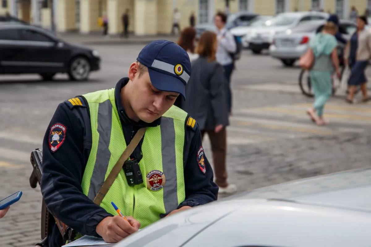 В России для всех водителей ввели новые правила пропуска автомобилей со спецсигналами — 26 июля они вступили в силу  Теперь водители при виде машины с мигалками должны не только перестроиться, но и уйти на обочину при необходимости.  Впервые вводится запрет на опережение транспортных средств с проблесковыми маячками. Теперь запрещено двигаться в соседней полосе быстрее таких автомобилей в попутном направлении. Нельзя сохранять одинаковую скорость с ними в соседних рядах.  Теперь уступать дорогу необходимо не только транспортным средствам с цветографической окраской  традиционные оперативные службы: скорая помощь, полиция, пожарные и другие , но и автомобилям без специальных обозначений  чиновникам . В ближайшее время ожидается ужесточение санкций. Так, за отказ пропустить «раскрашенную» машину будет назначаться штраф от 7,5 до 10 тысяч рублей или лишение прав.