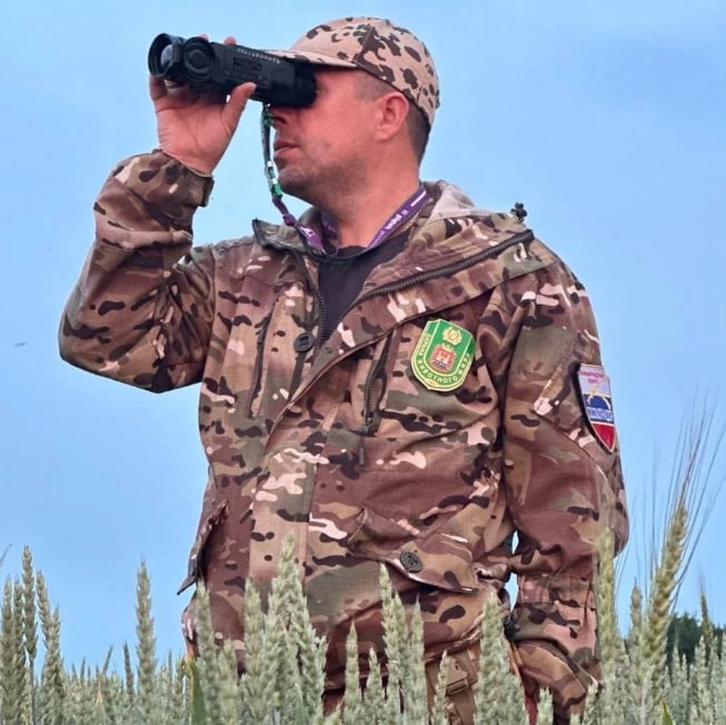 В Калининградской области усилен контроль за соблюдением правил охоты.   С начала 2025 года государственные охотинспекторы «КАЛИНИНГРАДОБЛЛЕСОХОТУПРАВЛЕНИЕ» перешли на усиленный режим работы, проводя постоянные рейды по территории Калининградской области.    Цель этой деятельности – пресечение нарушений законодательства в сфере охоты и сохранение животного мира региона.  В результате активной работы охотинспекторов были достигнуты следующие результаты:   Выявлено 61 нарушение в сфере охоты и незаконной добычи охотничьих ресурсов.   Составлено 58 административных протоколов. Это свидетельствует о высокой активности инспекторов и их стремлении к привлечению нарушителей к ответственности.   Сумма ущерба, причинённого в результате незаконной охоты, составила 1 387 000 рублей.   Подано 6 исковых заявлений на общую сумму 987 тысяч рублей. Эти иски направлены на возмещение ущерба, нанесенного природным ресурсам.   Возбуждено 3 уголовных дела. Это говорит о выявлении более серьезных нарушений, требующих уголовного преследования.  Источник: Минприроды Калининградской области