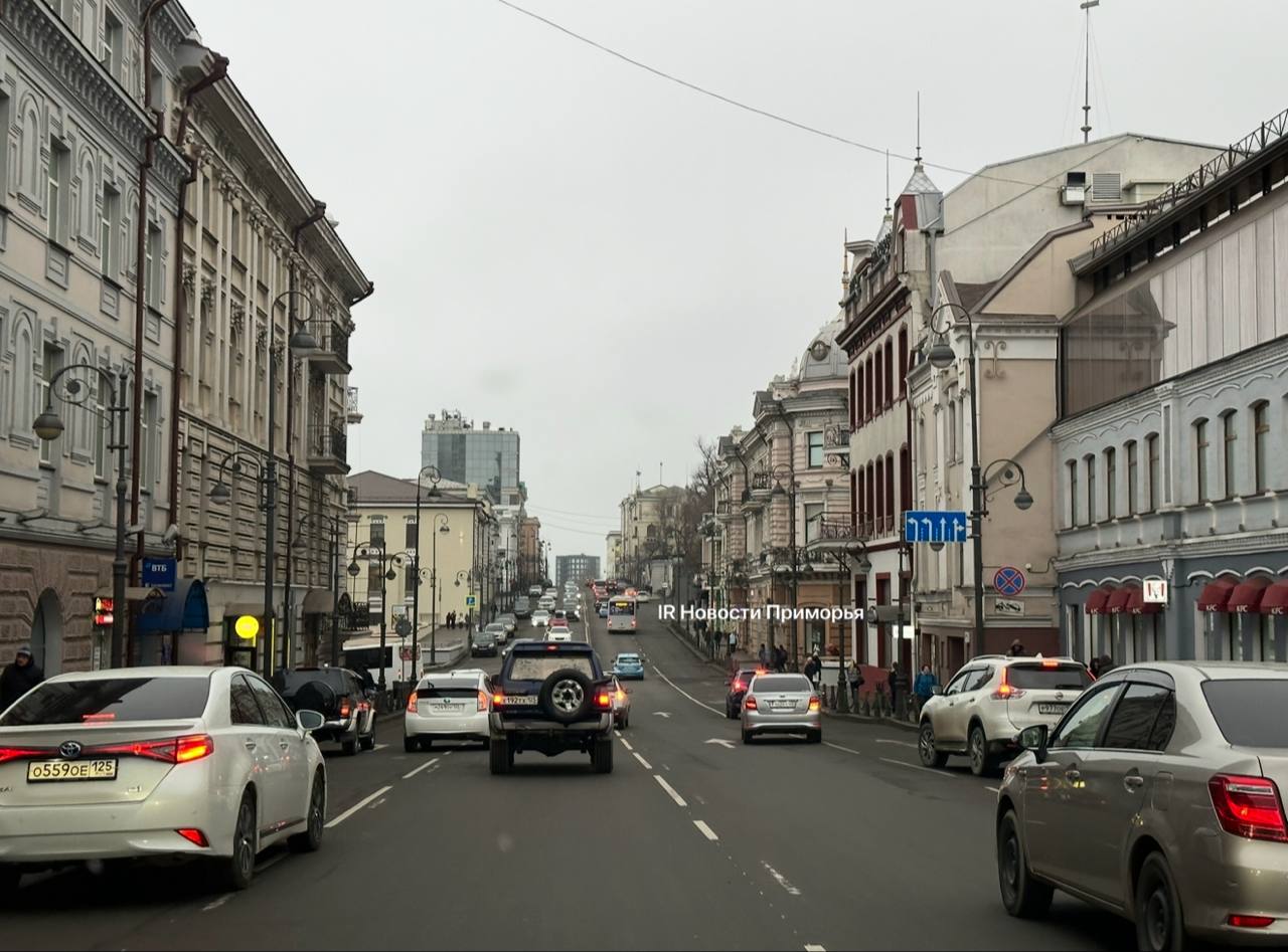 Новые комплексы фиксации нарушений ПДД появятся во Владивостоке Новые камеры смогут фиксировать превышение скорости, выезд на выделенную полосу, стоянку и остановку, а также парковку на автобусных остановках, вдоль дороги вторым-третьим рядом и на тротуаре. По контракту камеры установят на Русской, 2к ТРК «Дружба» , Черемуховой, 15 ТЦ «Черемушки» , Верхнепортовой, 2 отделение почты , со стороны памятника В.И. Ленину, в районе остановки «Первая Речка» на Океанском проспекте, 111 кинотеатр «Москва» . Комплексы автофиксации появятся также по обеим сторонам дороги от Арбата до магазина «Терранова» от Алеутской, 27 до Светланской, 13 , от ТЦ «Изумруд» до бизнес-центра «Фреш Плаза» на Океанском проспекте, 13-17 . Съемка нарушений ПДД будет вестись также с новых точек по Фонтанной от БЦ «Фреш Плаза» до родильного отделения №2 , на Суханова вдоль сквера имени Н.Н. Муравьева-Амурского , и на Алеутской – от дома № 11 Приморгражданпроект до перекрестка с 1-й Морской. Начальная цена этого контракта составляет 49,8 млн руб. Ранее мы писали о 9 новых камерах от Некрасовского путепровода до Второй речки, которые установят до конца года.