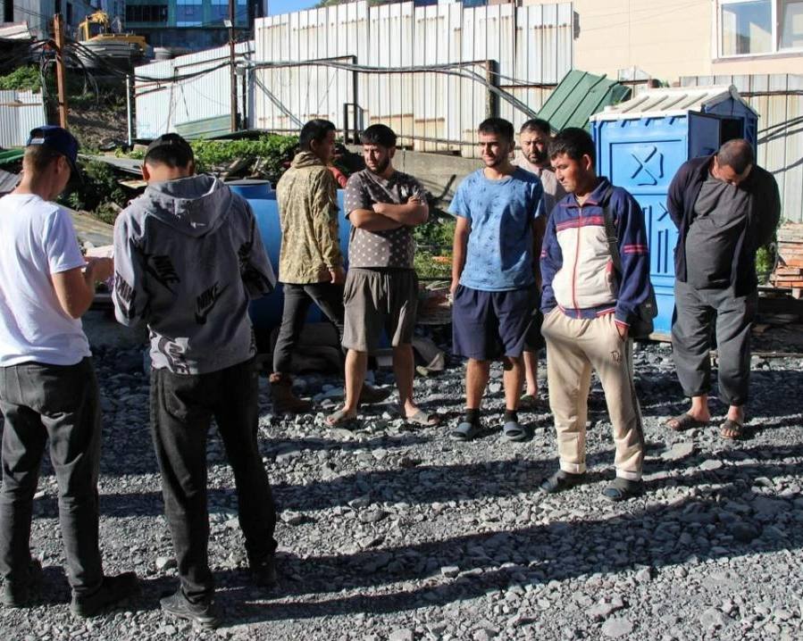 В Приморье в 2026 году почти полностью закрывают рынок труда для мигрантов по патентам Краевые власти расширили список запретов на работу для мигрантов приезжающих в Приморье по патентам с 36 видов деятельности до 88 Фактически под ограничение попадают вся промышленность почти вся торговля и значительная часть услуг Работать в этих сферах смогут только иностранцы с разрешением на работу а граждан ЕАЭС ограничения не касаются Новый документ серьёзно ужесточает требования запрещены любые торговые форматы от продуктовых точек до рынков расширены запреты в медицине образовании социальном обеспечении финансовых услугах полиграфии туристической отрасли и даже производстве и обслуживании вооружений и БПЛА Транспортные ограничения теперь охватывают не только перевозки но и всю логистическую инфраструктуру включая склады и курьерскую доставку По оценкам экспертов патентная система фактически перестаёт работать мигрантам предлагают переходить на разрешения где работодатель обязан доказывать реальную потребность региона обеспечивать работника жильём медицинской поддержкой и гарантиями для выезда Решение уже называют самым жёстким за последние годы рынок труда в 2026 м изменится радикально Подписаться забустить