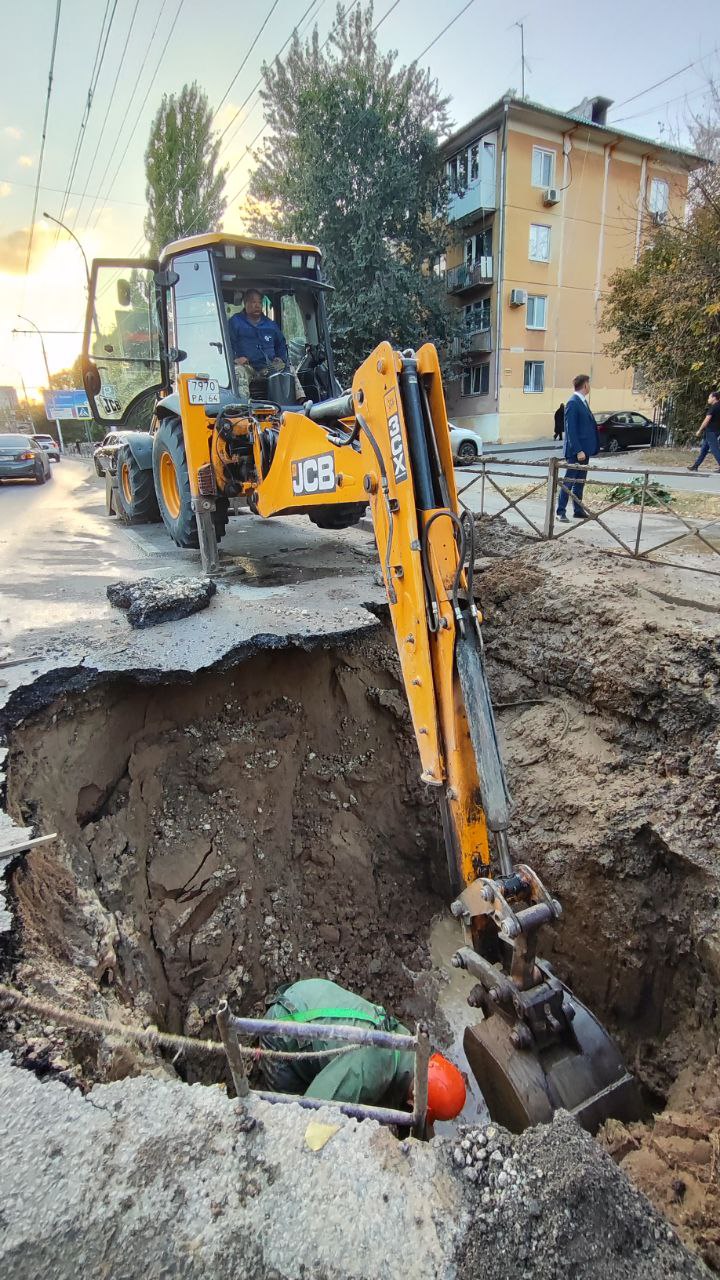 На сетях холодного водоснабжения в городе сегодня фиксируется высокая аварийность. Жители сообщают адреса, где длительное время по улице течет вода  Сегодня выехал на один из таких адресов – Чернышевского, 127. Здесь произошло повреждение на трубопроводе диаметром d700 мм. В настоящее время аварийная бригада уже локализовала течь, после сварочных работ будет выполнена обратная отсыпка котлована.  Поставил директору водоканала Павлу Зайцеву задачу наращивать темпы устранения повреждений. Ранее по моему поручению на устранение повреждений на предприятии были направлены дополнительные бригады ремонтно-строительного управления и ремонтно-восстановительного участка цеха водопроводных сетей.  На сегодняшний день ежедневно на сетях водоснабжения работают 10 бригад в день и в 4 ночь. На канализационных сетях  - 6 бригад в день и 3 в ночь. Строительные работы выполняют привлеченные подрядные организации.   Поручил руководителю предприятия подготовить предложения по снижению статистики аварийности, по увеличению производительности аварийных бригад и приобретению специализированной техники. Окажем помощь предприятию в закупке недостающих единиц оборудования.