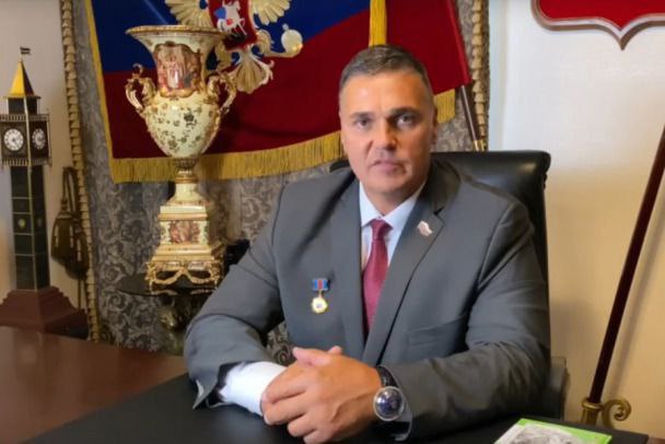 ...В Ленобласти депутат Эдуард Чирко получил звание «Отец-Герой», у него 31 ребенок — СМИ Стать отцом он впервые смог только в 42 года, но за 16 лет сделал уже целую армию наследников. Количество женщин, родивших от Чирко, неизвестно. В 58 лет у мужчины 30 родных детей – 16 мальчиков и 14 девочек. Один ребенок усыновленный. Глава муниципального образования рассказал, что он находится в браке со своей супругой уже более 30 лет. От нее родилась первая дочь мужчины. О количестве других женщин и распределении детей между ними Чирко предпочел не распространяться. Представитель местной власти отметил, что содержит несколько домов и живет «то здесь, то там», добавив, что «одна и та же женщина не может рожать каждый год». Эдуарду Чирко выдадут специальный значок, представляющий из себя пятиконечную позолоченную звезду и будут перечислять по 5 тысяч рублей ежемесячно. ... почему-то старый лозунг вспомнился "Поддержим отечественного производителя". Извините. Смешной Политик