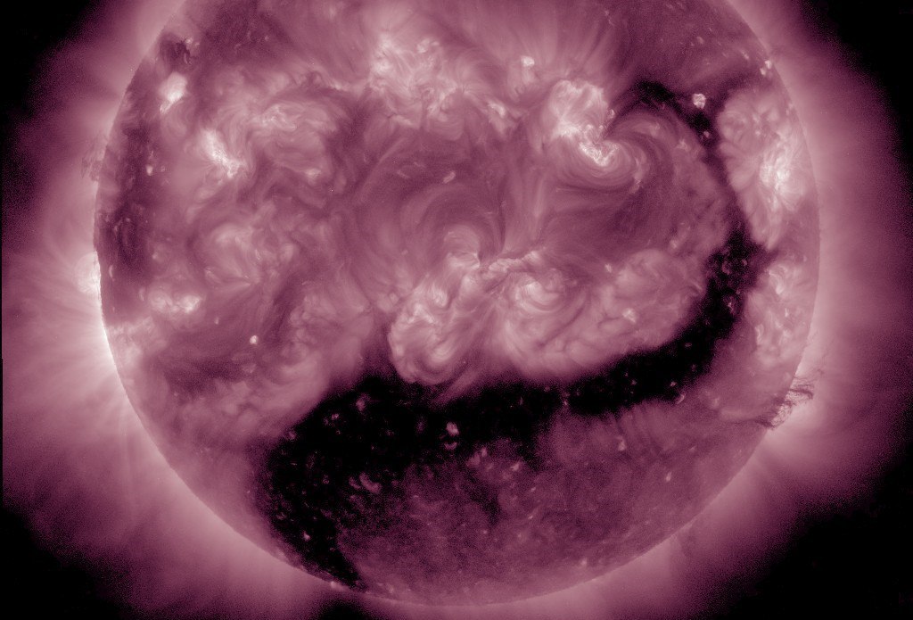 Калининградцев предупредили о возможных помехах из за активности Солнца В Калининградской области начинается солнечная интерференция с 19 февраля по 27 марта она может влиять на сигнал создаются помехи для ретрансляции телеканалов и радиостанций Это происходит из за того что раз в сутки Солнце выстраивается в одну линию со спутником связи и наземным ретранслятором В этот момент мощное солнечное радиоизлучение может смешиваться с полезным сигналом от спутника для ретранслятора Продолжительность интерференции не более пяти минут в сутки Когда возможны помехи Цифровое эфирное вещание первый и второй мультиплекс С 19 февраля по 27 марта с 09 49 до 12 04 Эфирное радиовещание Вести ФМ Маяк Радио России С 19 февраля по 27 марта с 09 49 до 12 04 Фото Лаборатория солнечной астрономии